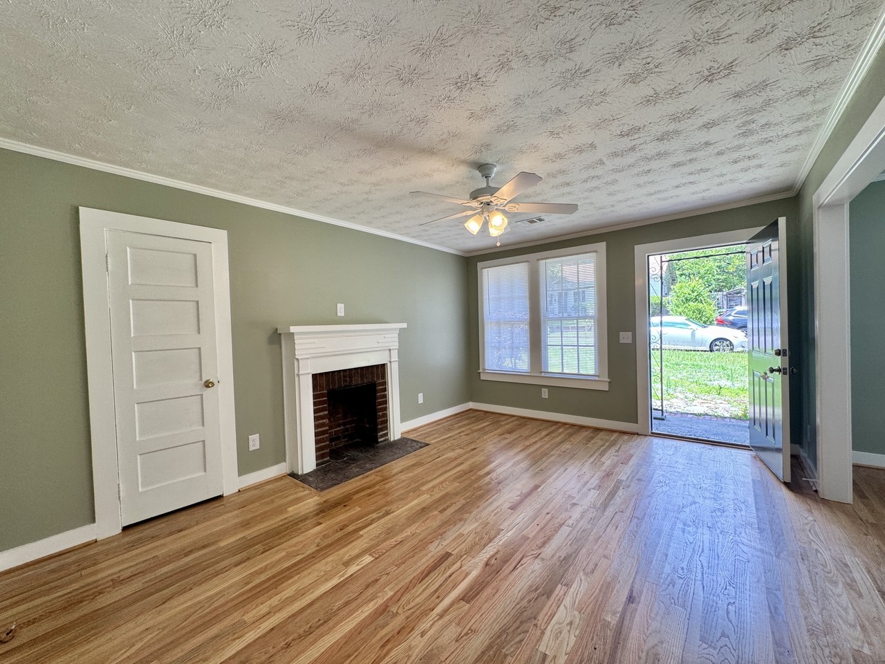 1406 Virginia St - Photo 3 of 11