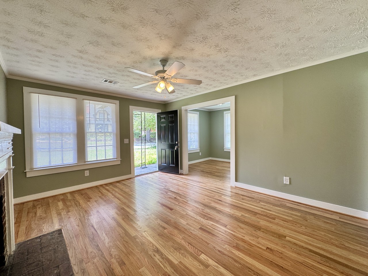 1406 Virginia St - Photo 4 of 11