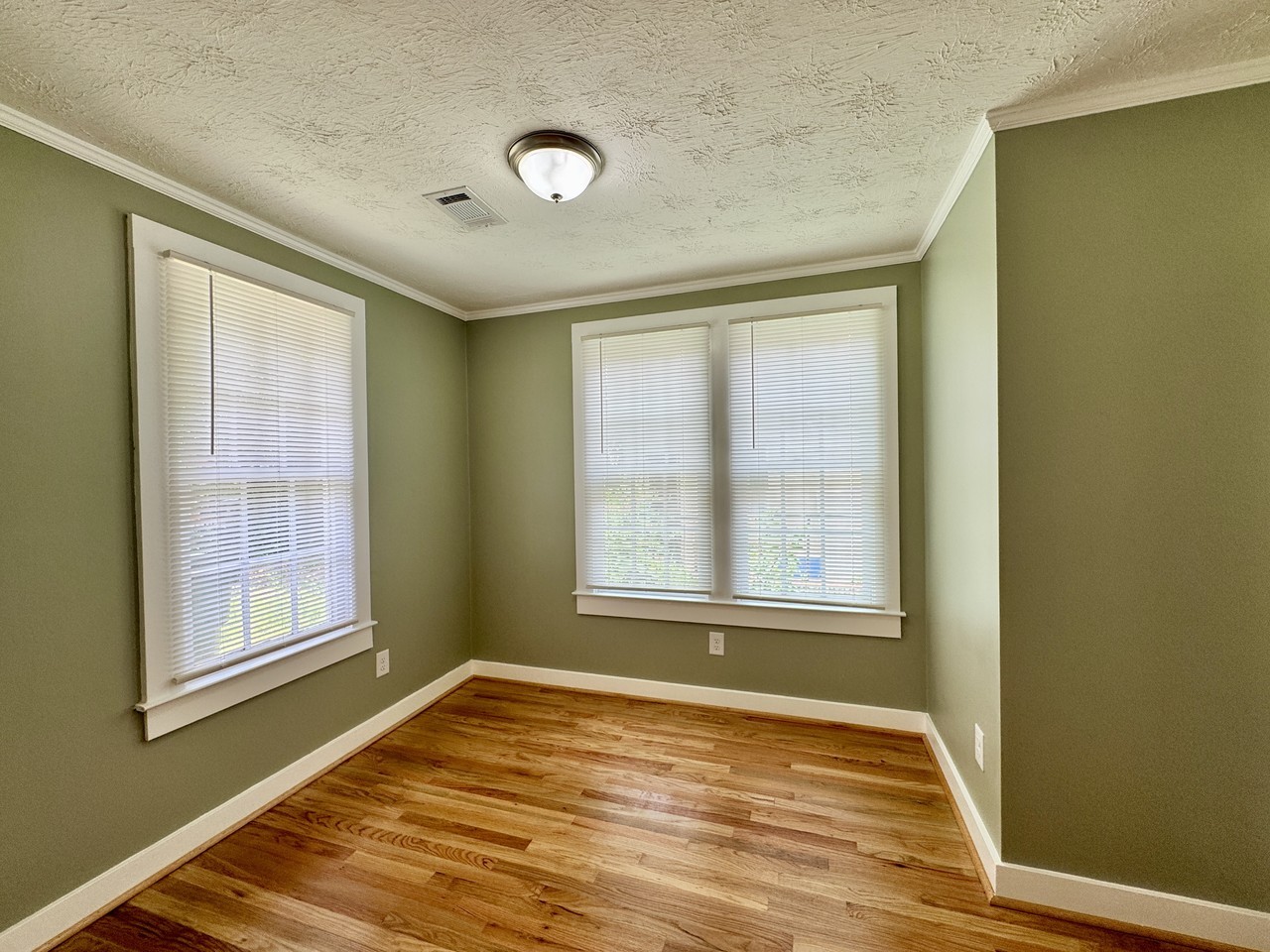 1406 Virginia St - Photo 5 of 11
