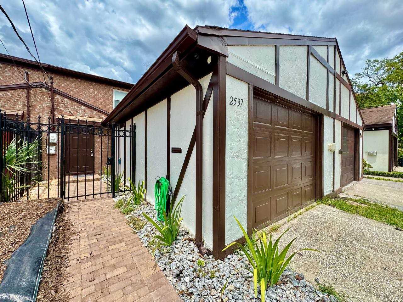 2537 W Maryland Ave - Photo 2 of 33