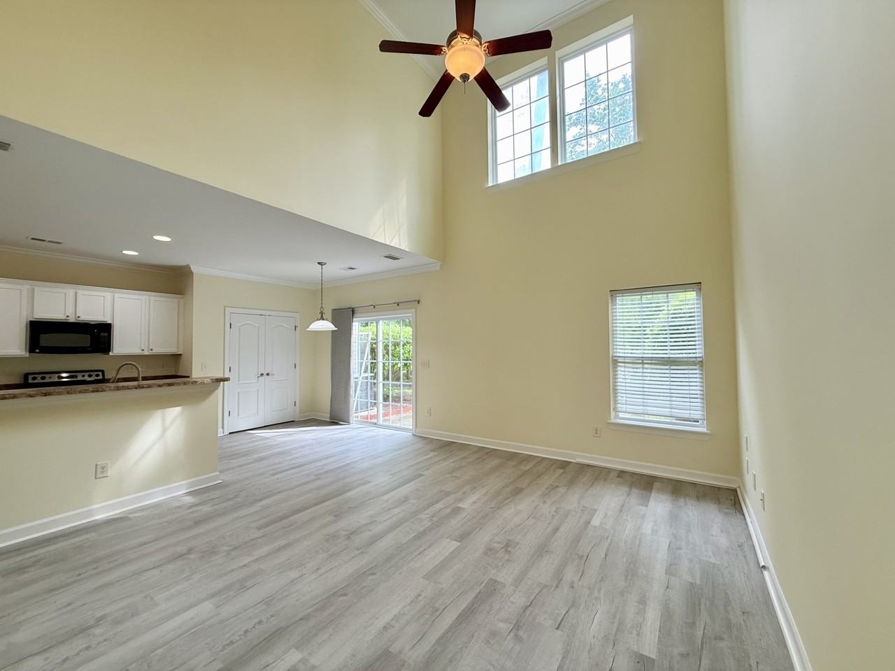 1006 Fairway Ln - Photo 4 of 31