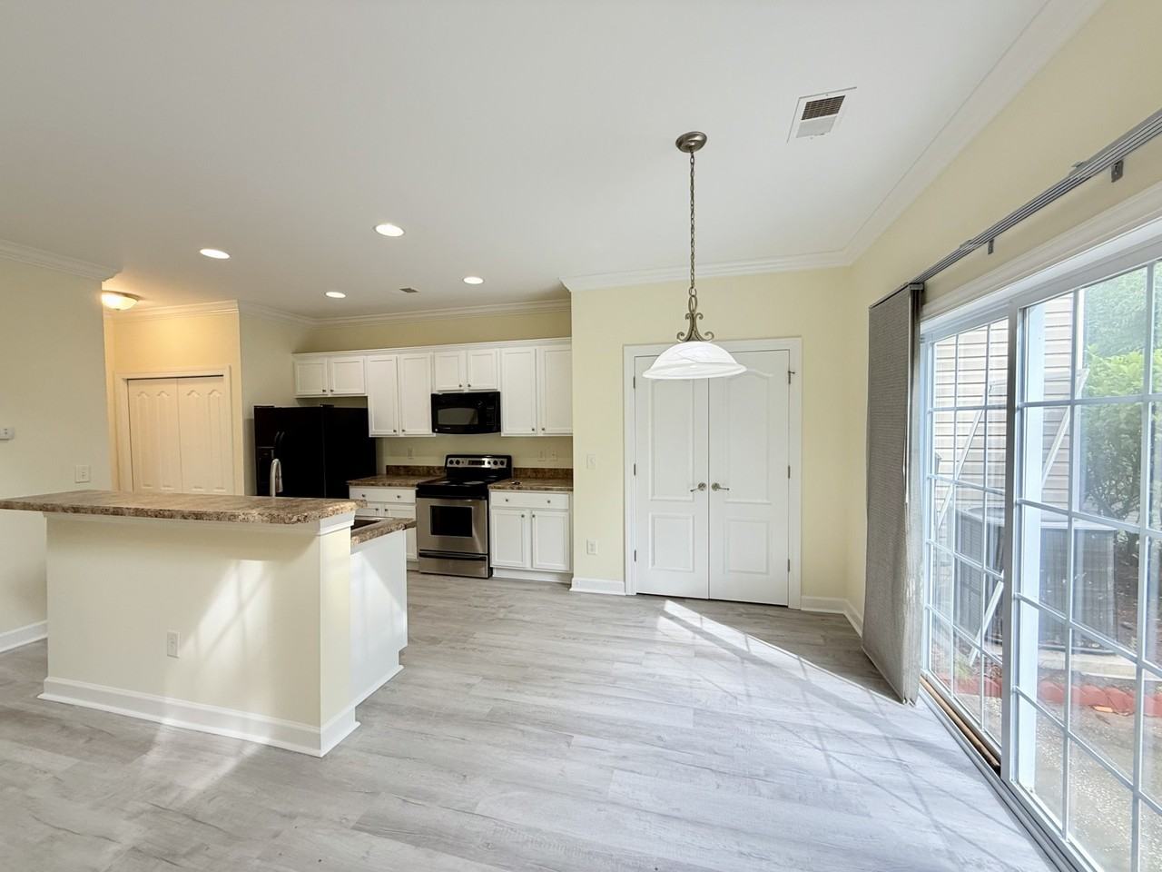 1006 Fairway Ln - Photo 7 of 31