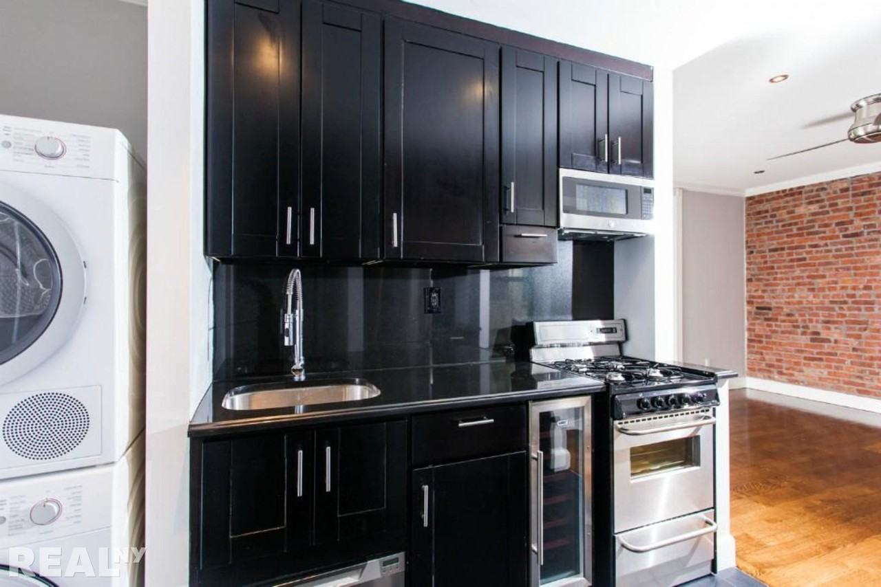 E 100th St #4D - Photo 2 of 5