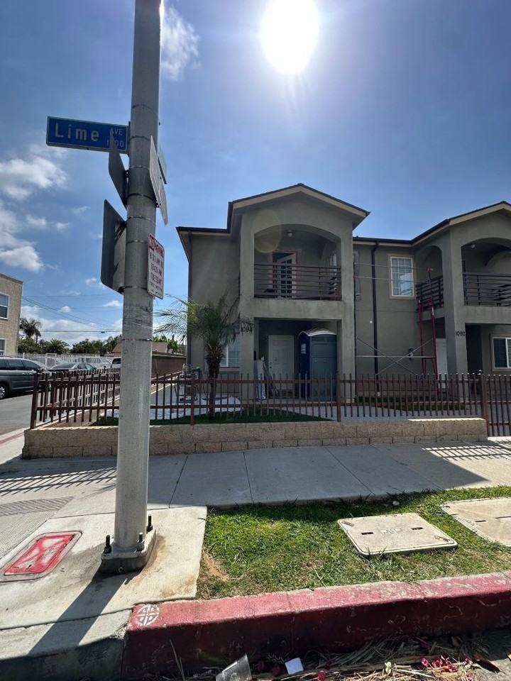1094 Lime Ave - Photo 2 of 11