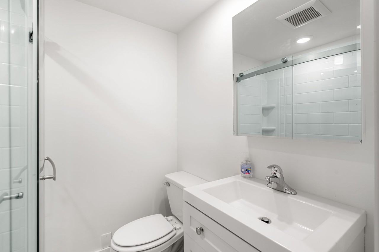 621 E 8th St #1 - Photo 4 of 15