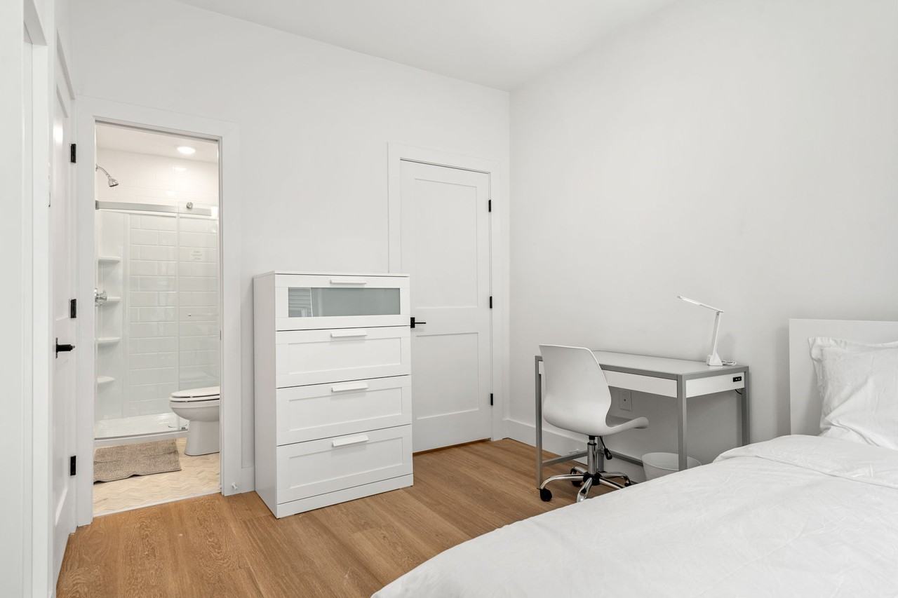 621 E 8th St #1 - Photo 3 of 15