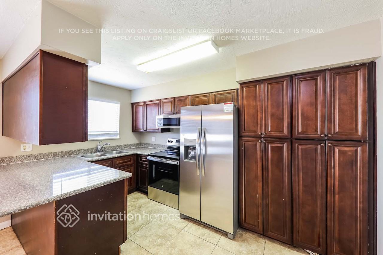 4753 N 70th Ave - Photo 6 of 17