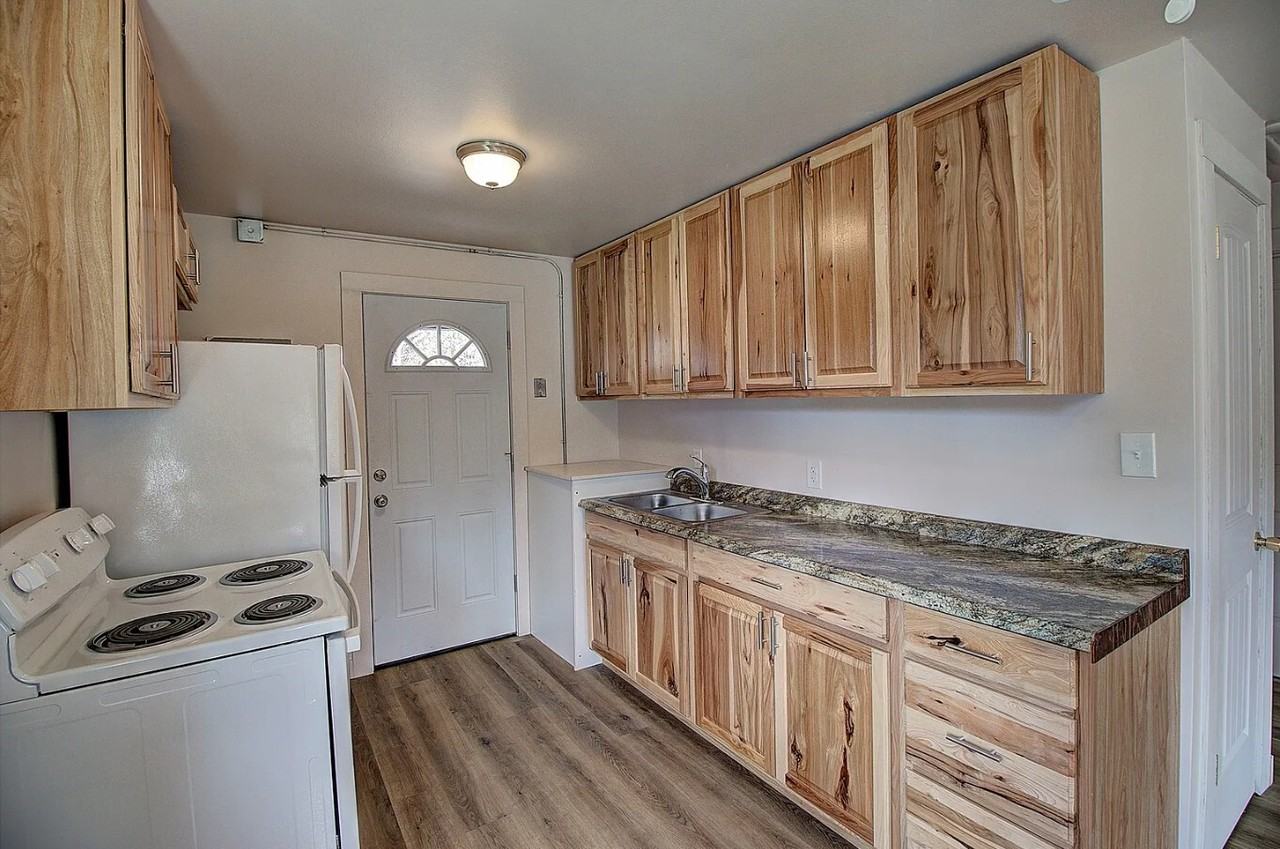 661 8th Avenue East North - Photo 4 of 10