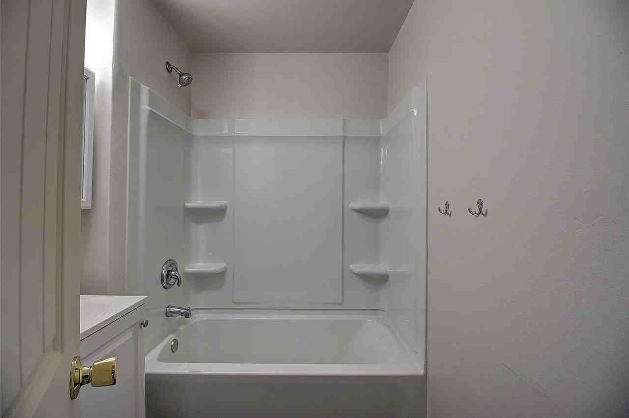 661 8th Avenue East North - Photo 6 of 10