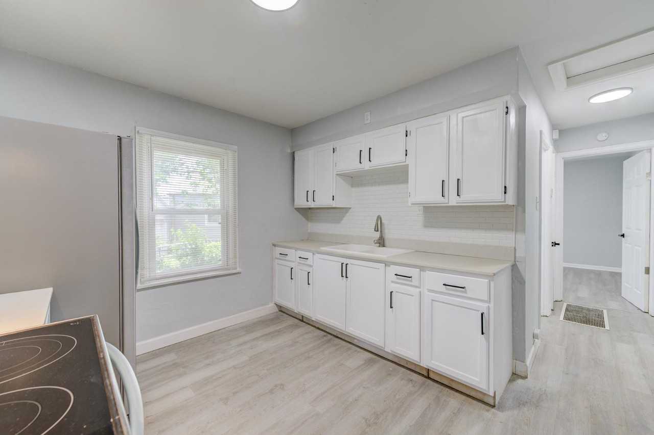 8067 Aline Ave - Photo 5 of 20