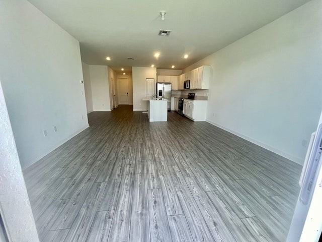 655 Southeast Lake Falls Street - Photo 2 of 21