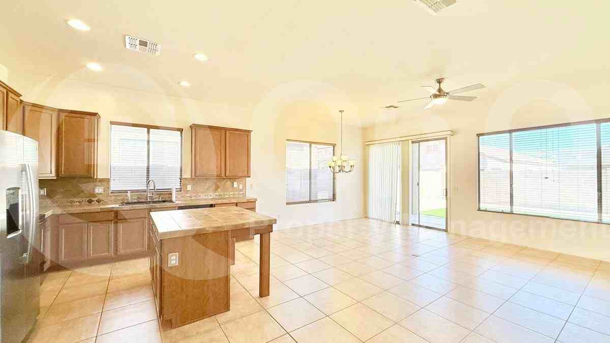 3027 W Cottonwood Ln - Photo 3 of 10
