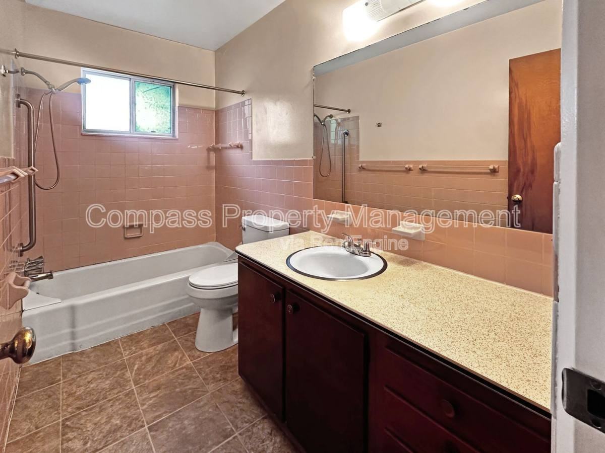 2832 S Burdick St - Photo 2 of 10