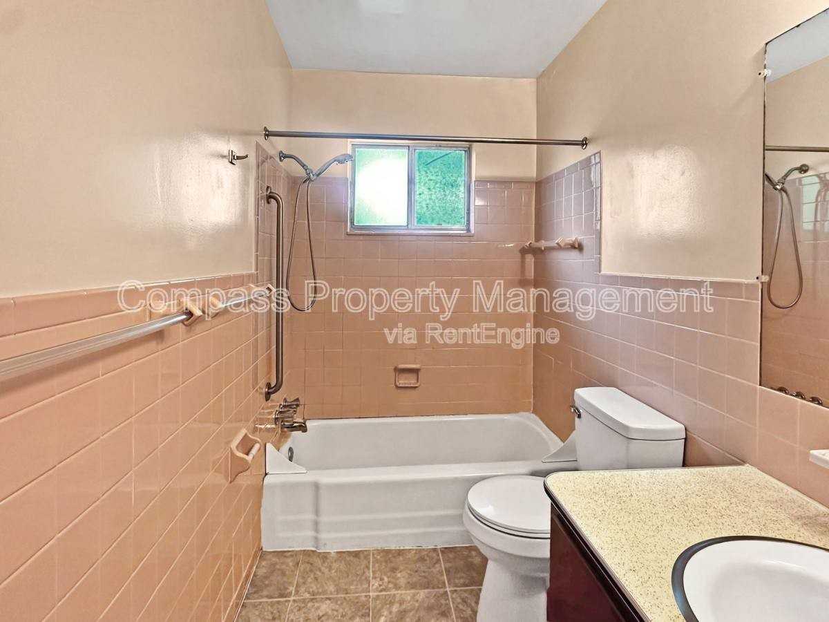 2832 S Burdick St - Photo 3 of 10