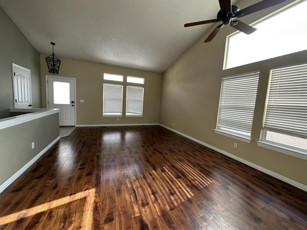 113 E Manilla Dr - Photo 5 of 50