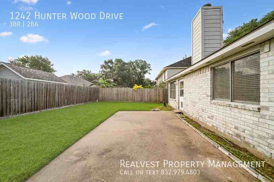 1242 Hunter Wood Dr - Photo 3 of 20