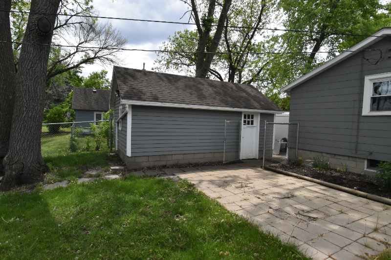 817 S Prairie Ave - Photo 2 of 7