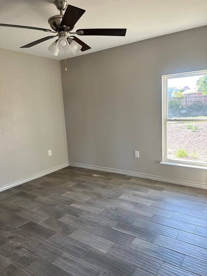 2458 De Leon Dr - Photo 4 of 15