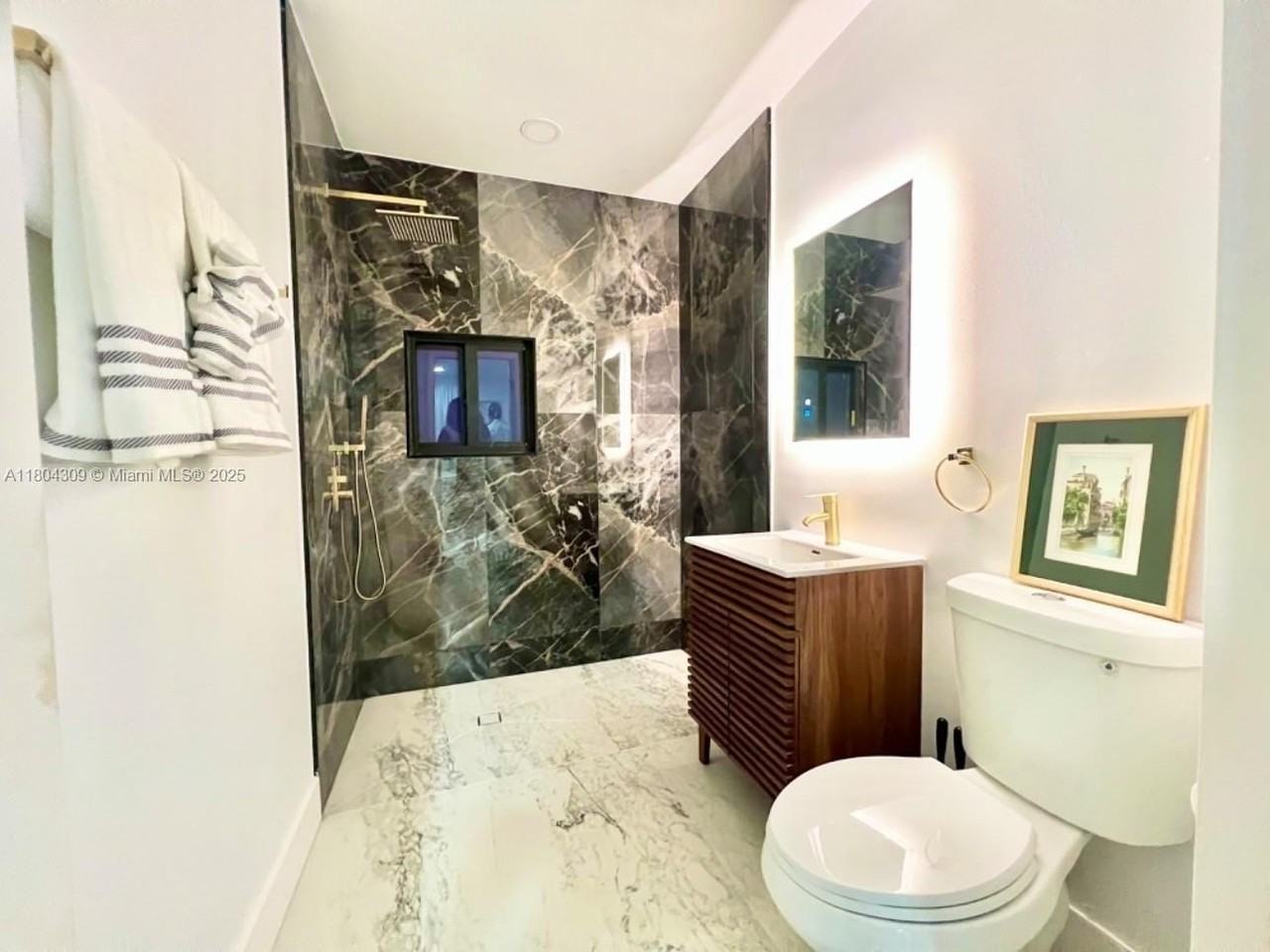 8280 Ne 1st Pl - Photo 5 of 12