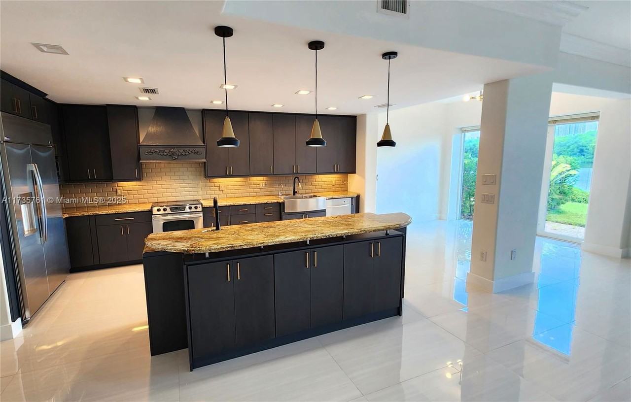 21027 Ne 32nd Ave - Photo 2 of 8