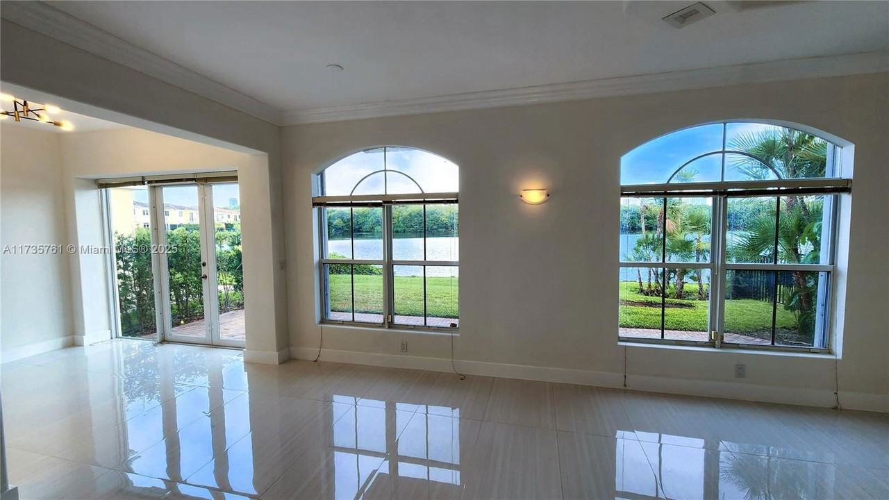 21027 Ne 32nd Ave - Photo 3 of 8