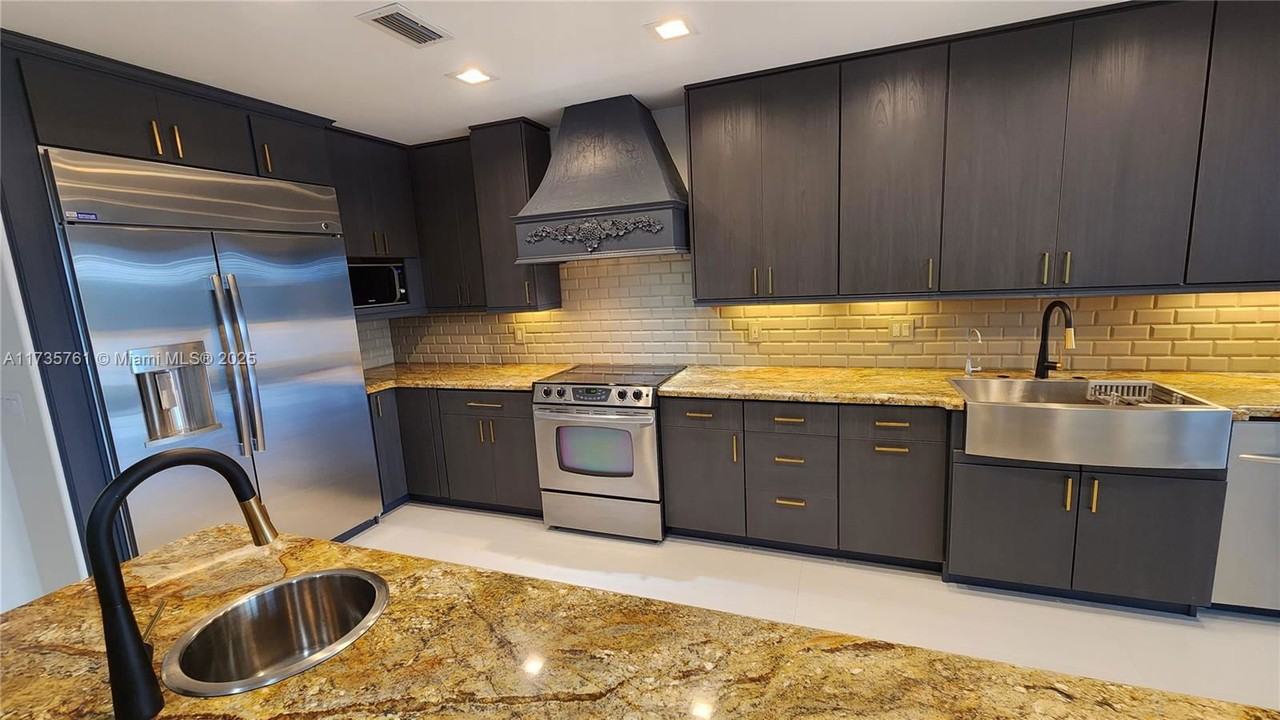 21027 Ne 32nd Ave - Photo 4 of 8