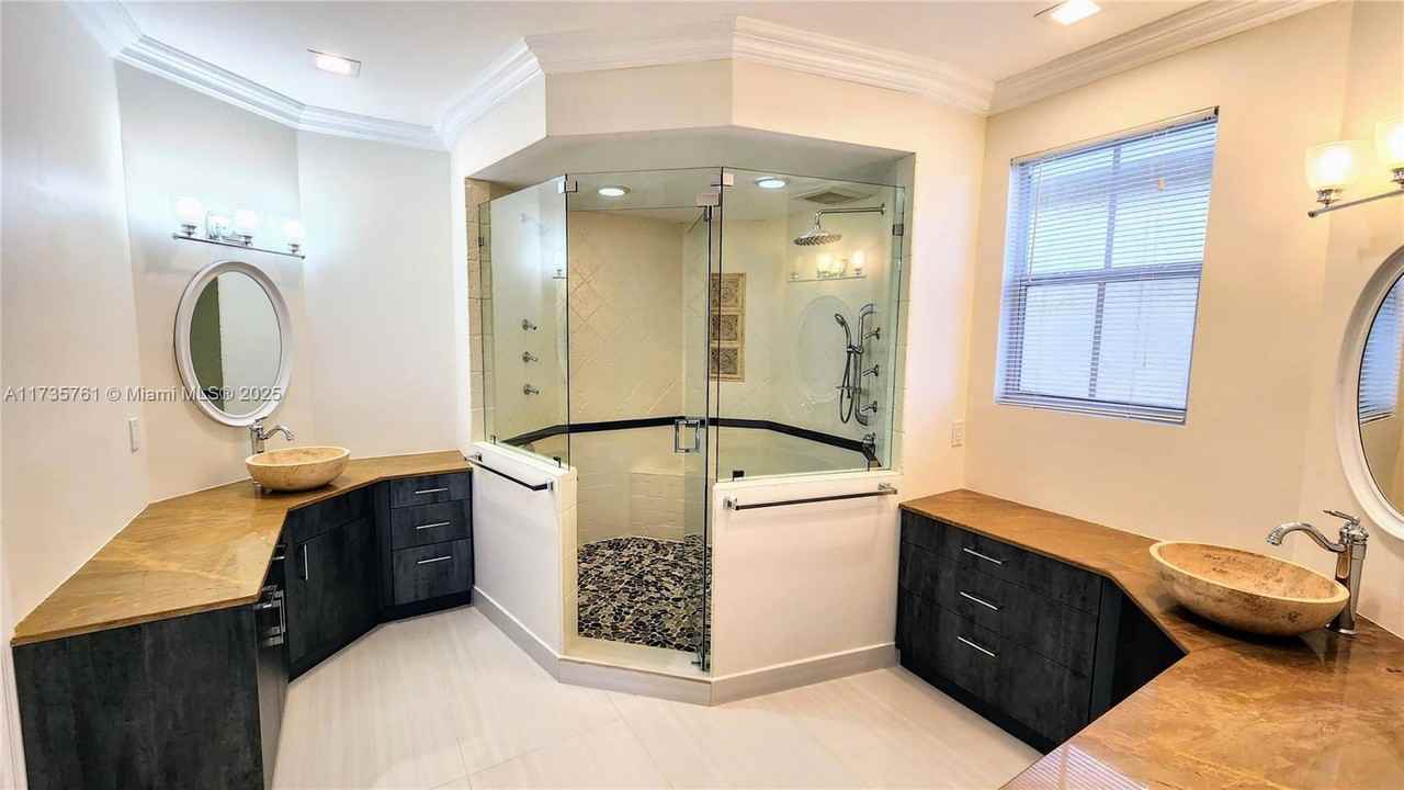 21027 Ne 32nd Ave - Photo 6 of 8