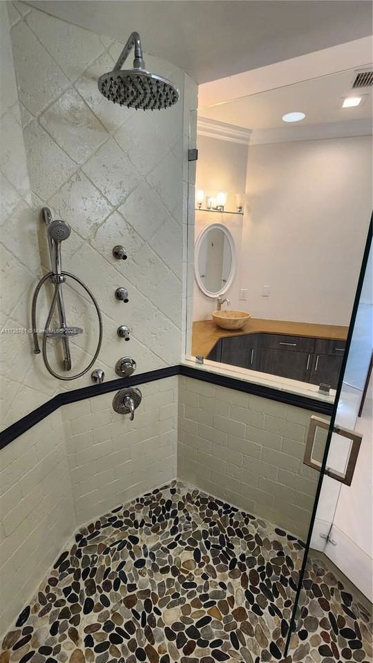 21027 Ne 32nd Ave - Photo 7 of 8