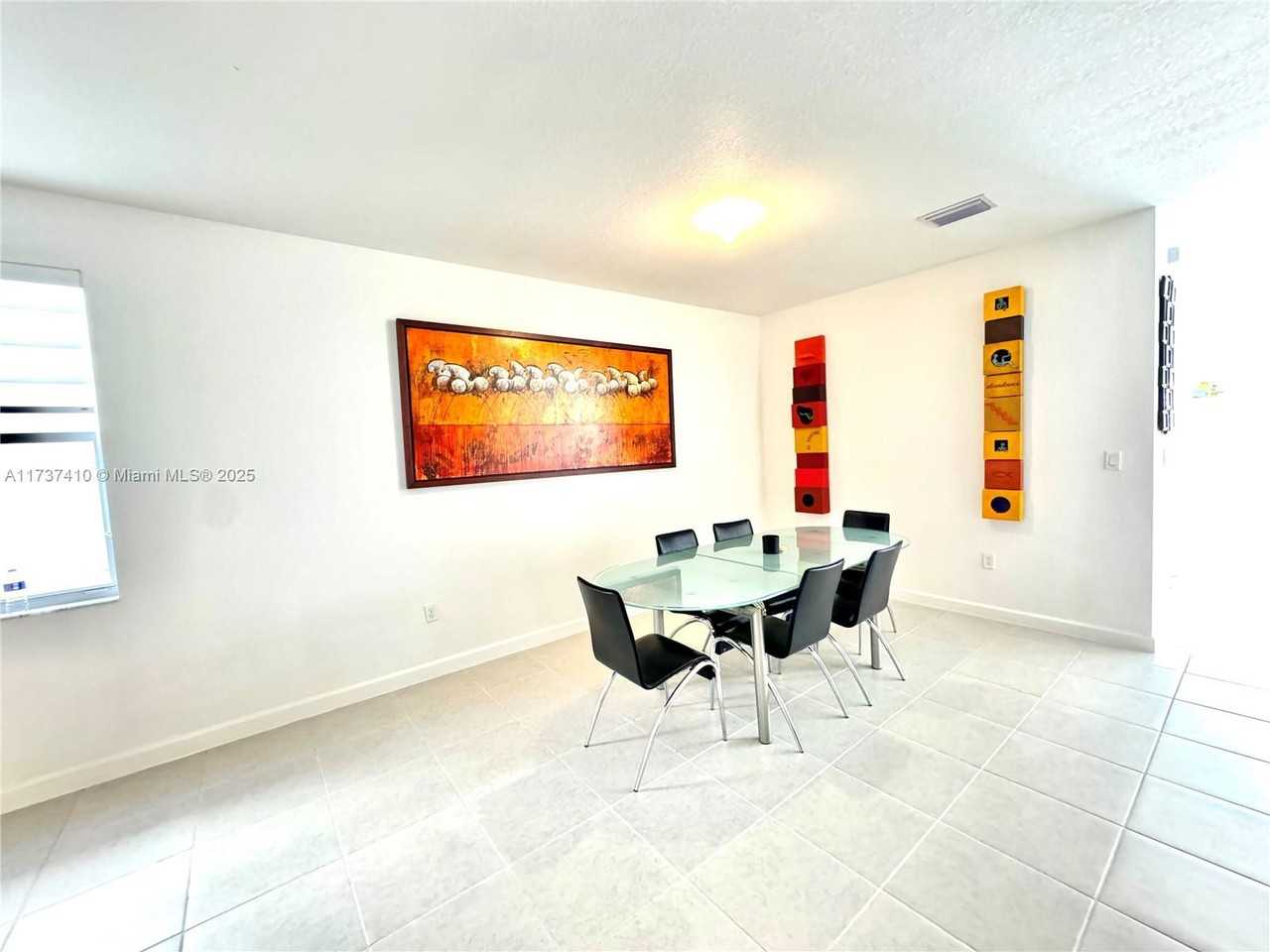 2481 Se 25th Ave - Photo 3 of 8