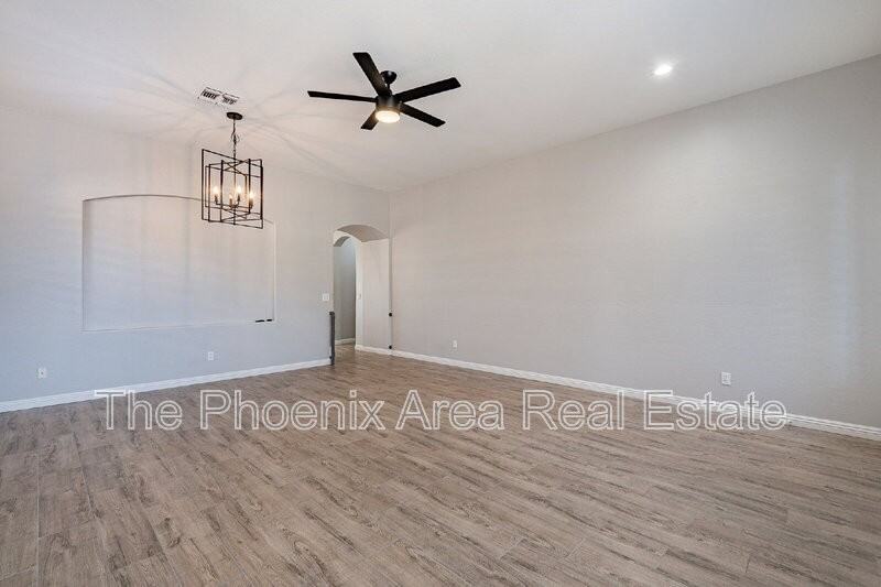2823 E Tulsa St - Photo 3 of 50
