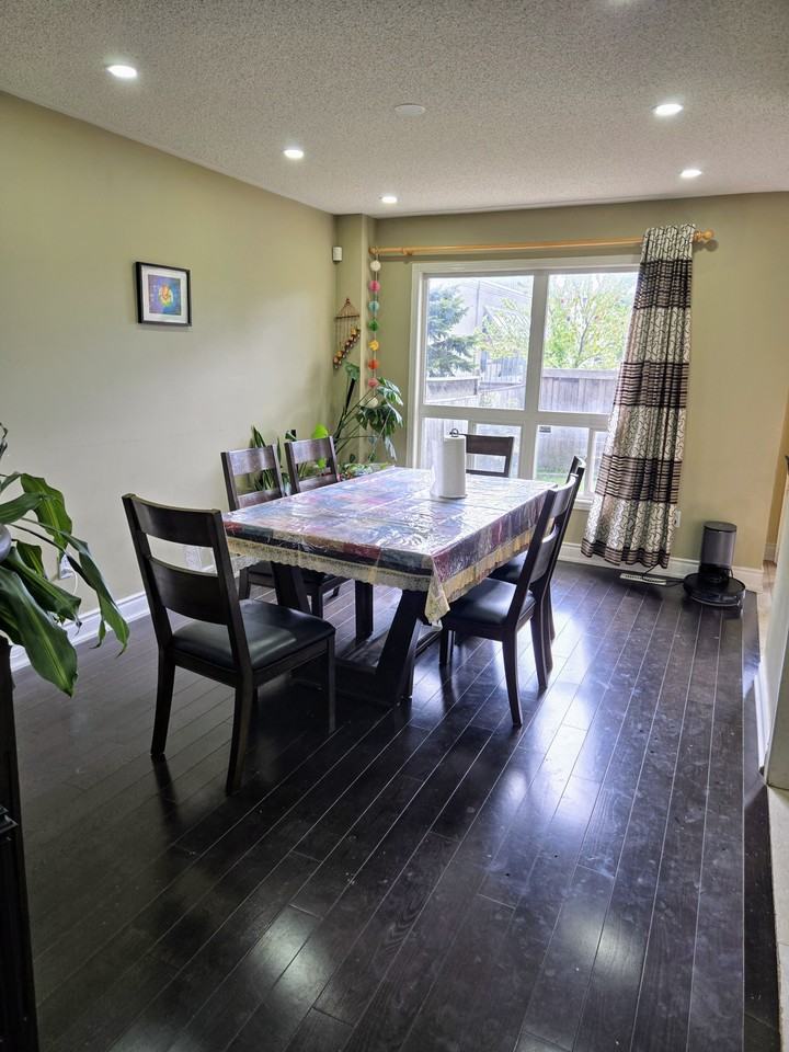 2360 Newcastle Crescent - Photo 3 of 16