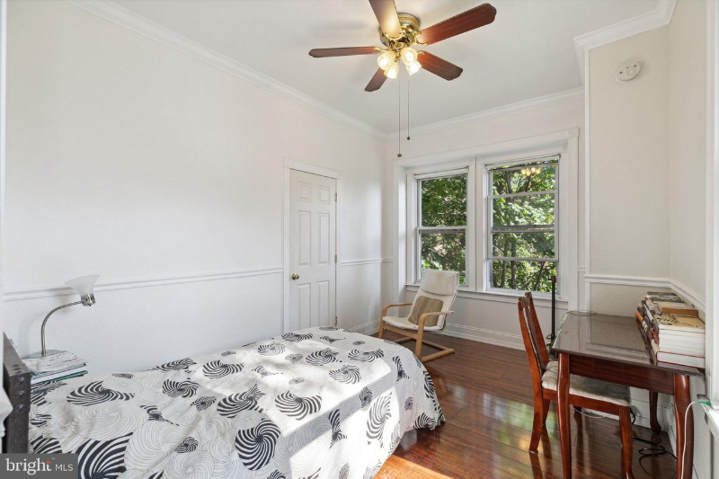 4818 Trinity Pl #2R - Photo 3 of 12