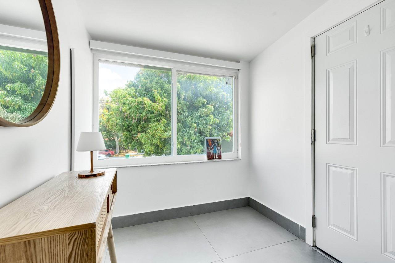 1734 Sw 23rd St #4 - Photo 6 of 26