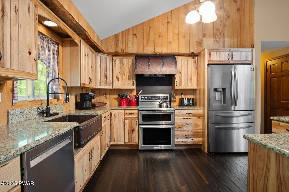 141 Constitution Dr - Photo 4 of 27