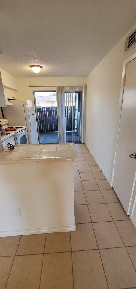 1220 Shadowdale Dr - Photo 4 of 15