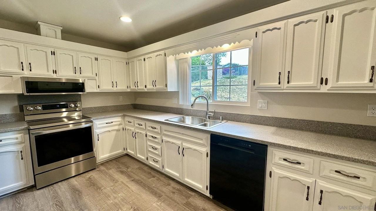 16142 Dartolo Rd - Photo 7 of 31