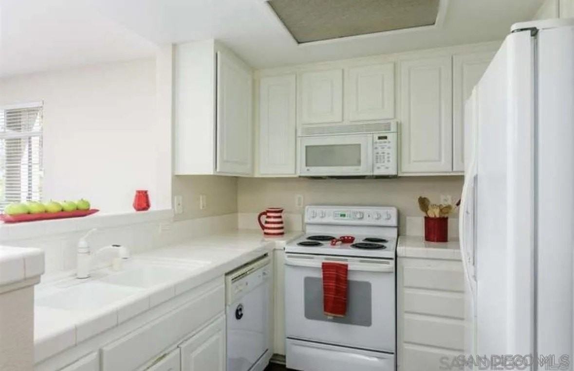 2250 Camino De La Reina 110 - Photo 4 of 13