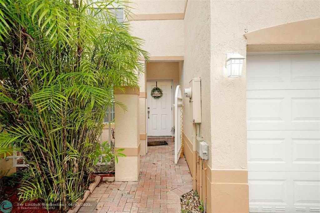 604 Nw 170th Ter - Photo 3 of 34