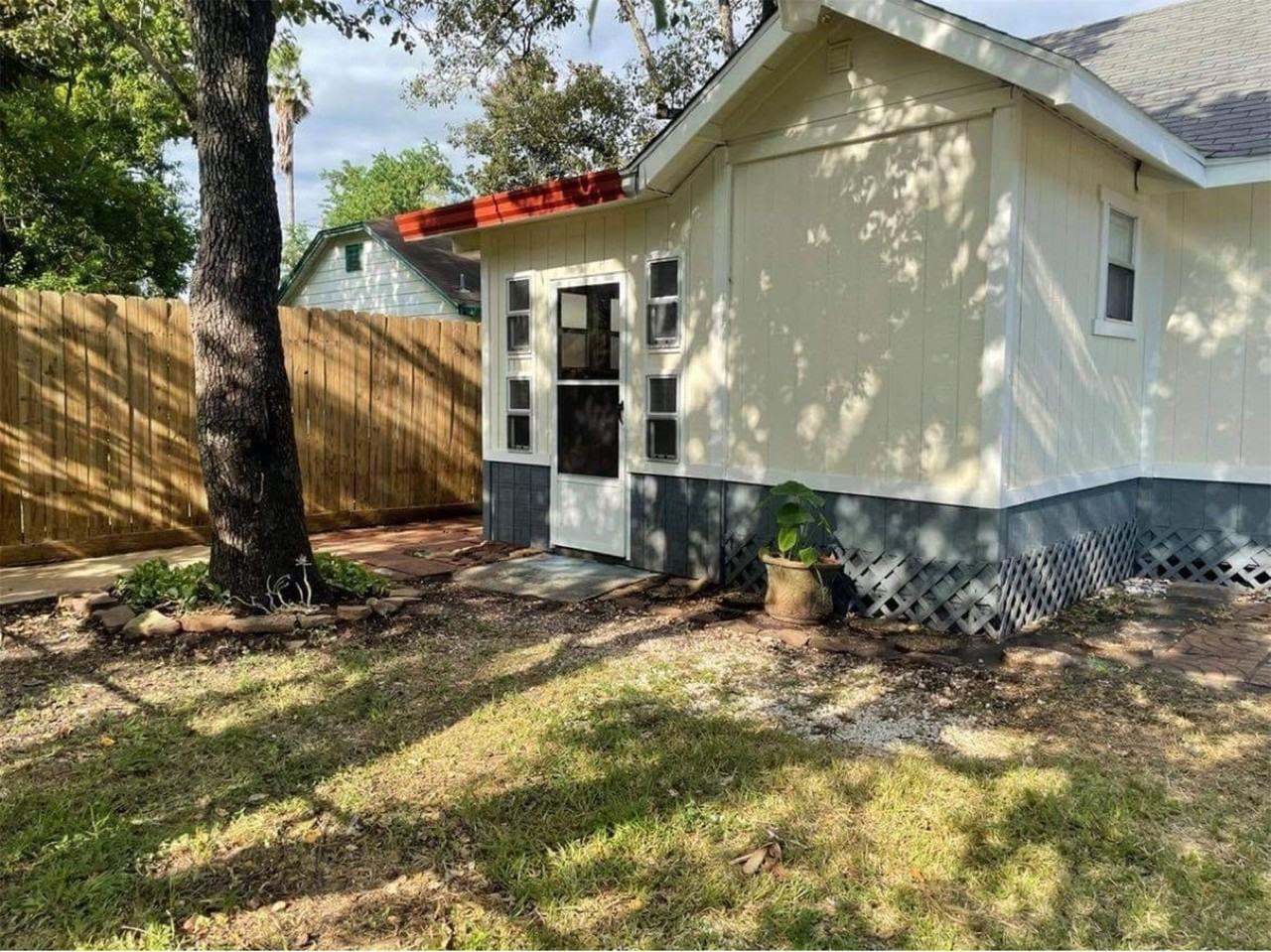 903 N Valderas St - Photo 4 of 24