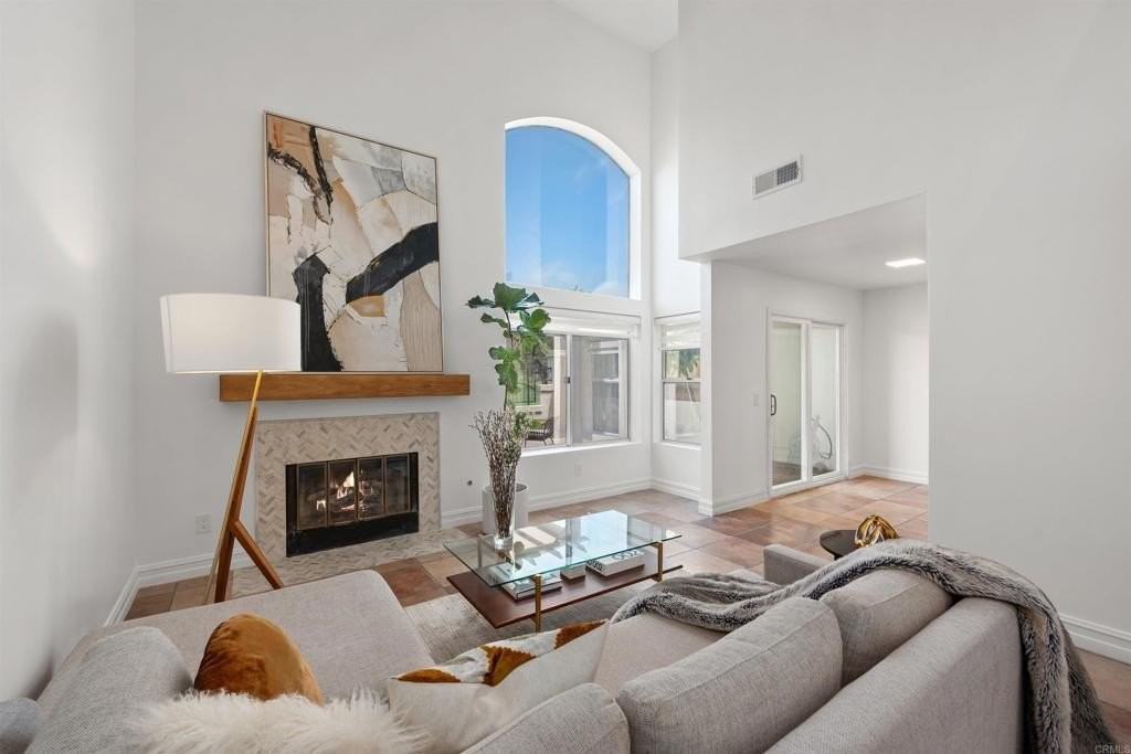 2344 Greenbriar Dr - Photo 3 of 33