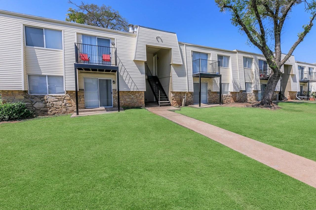 $500 FREE! PET FRIENDLY! APPLY ONLINE! - Photo 4 of 39