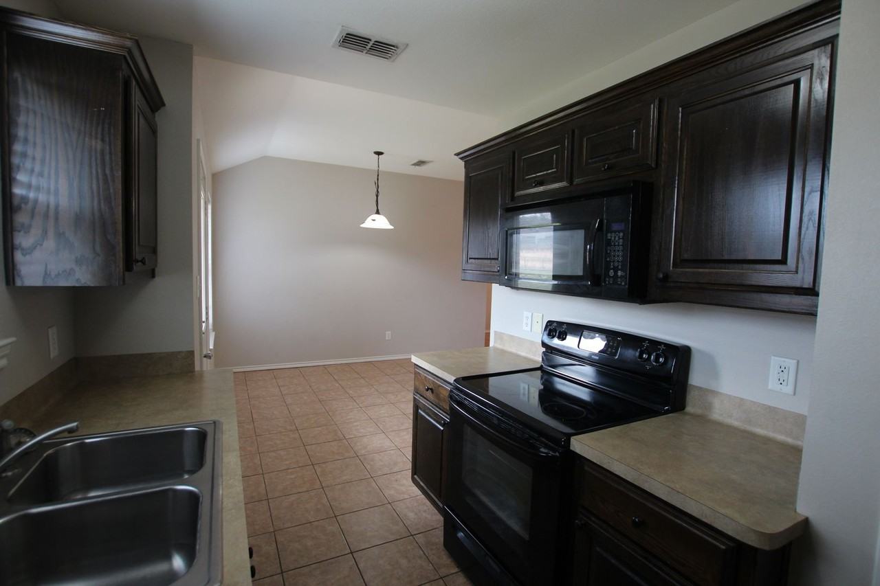 16920 Loring Ln - Photo 5 of 14