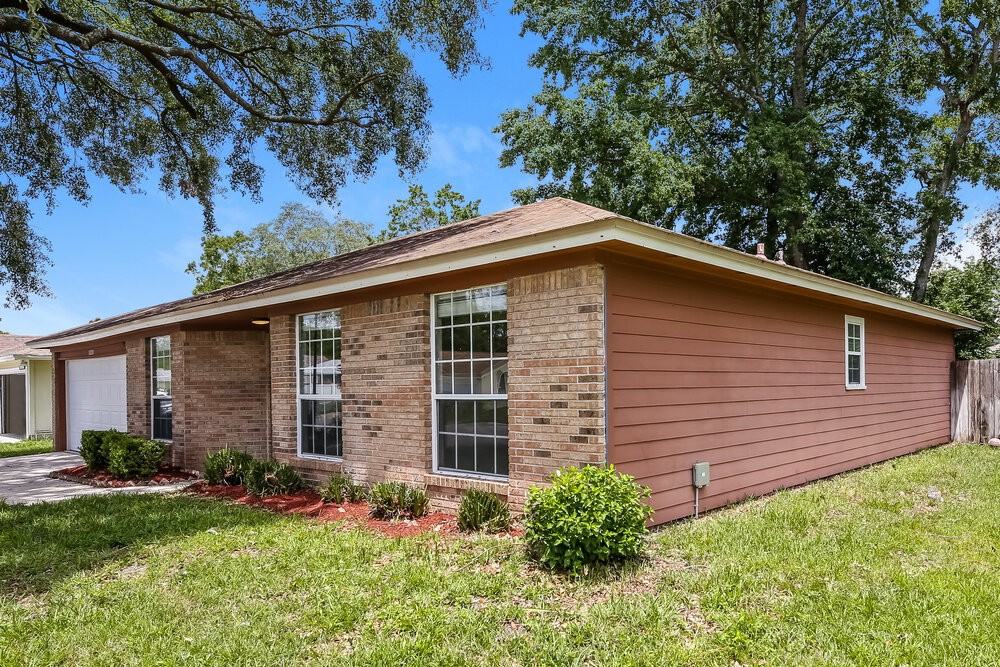 12251 Rochford Ln - Photo 3 of 16