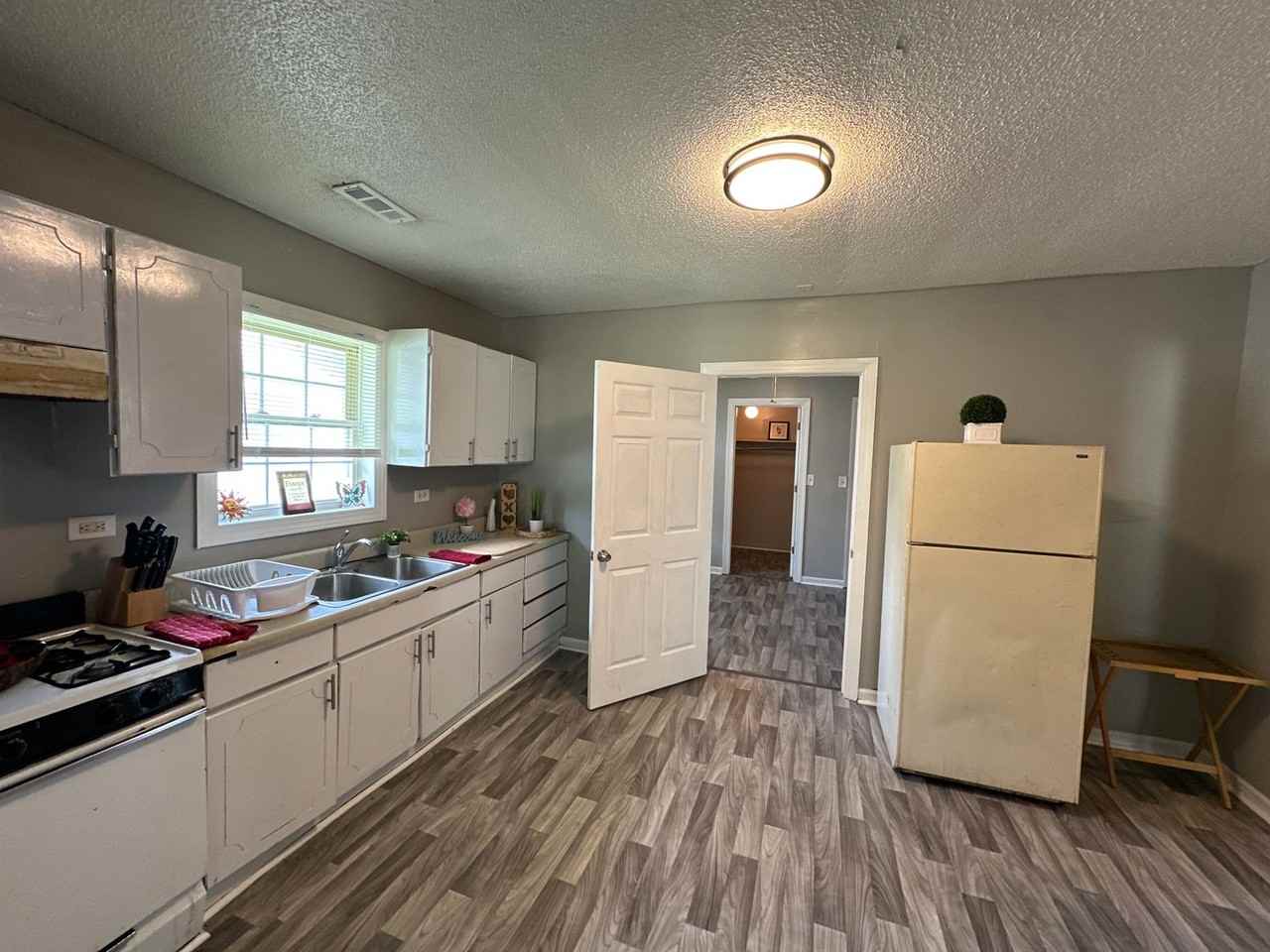 214 N King St - Photo 5 of 23