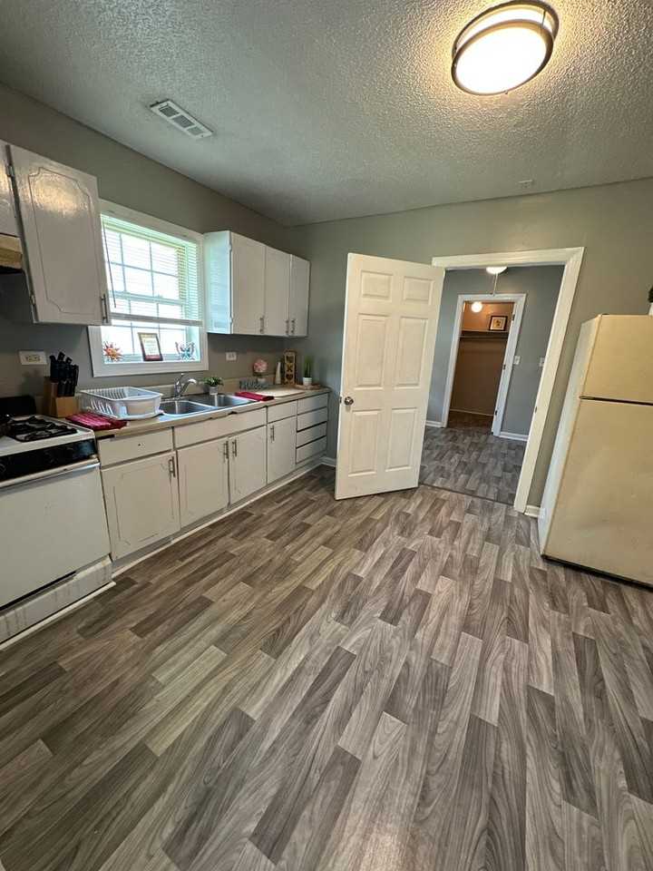 214 N King St - Photo 7 of 23
