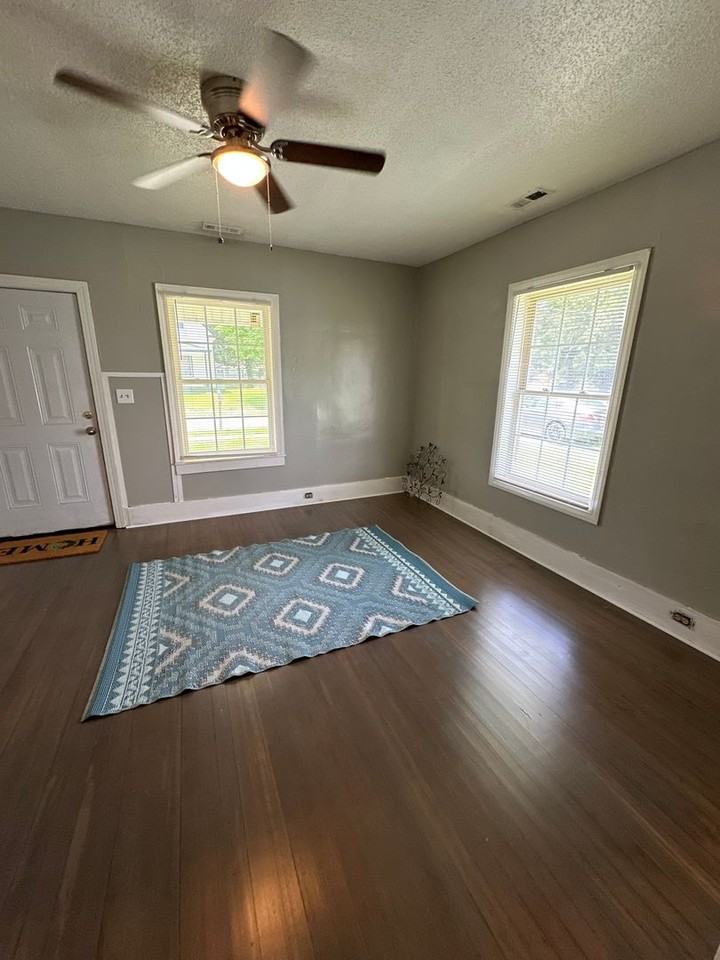 214 N King St - Photo 3 of 23