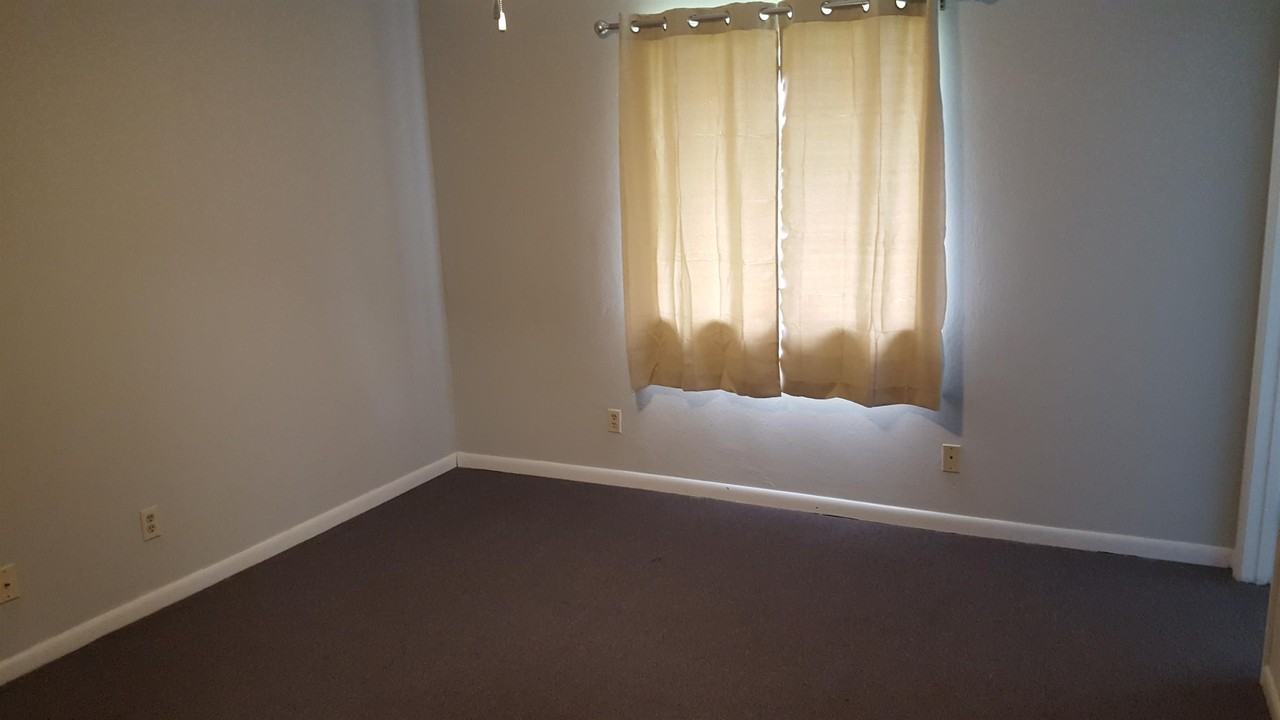 Northeast Manor - Photo 3 of 7