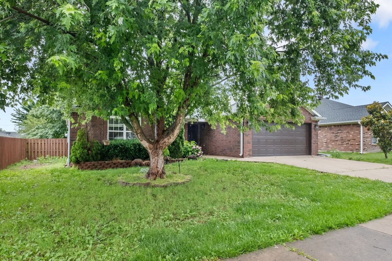3703 Sw Surrey Ave - Photo 4 of 35
