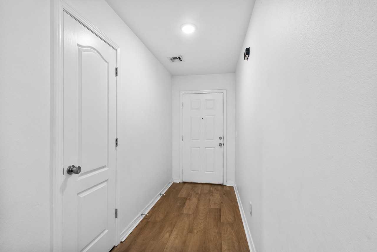 3703 Sw Surrey Ave - Photo 5 of 35