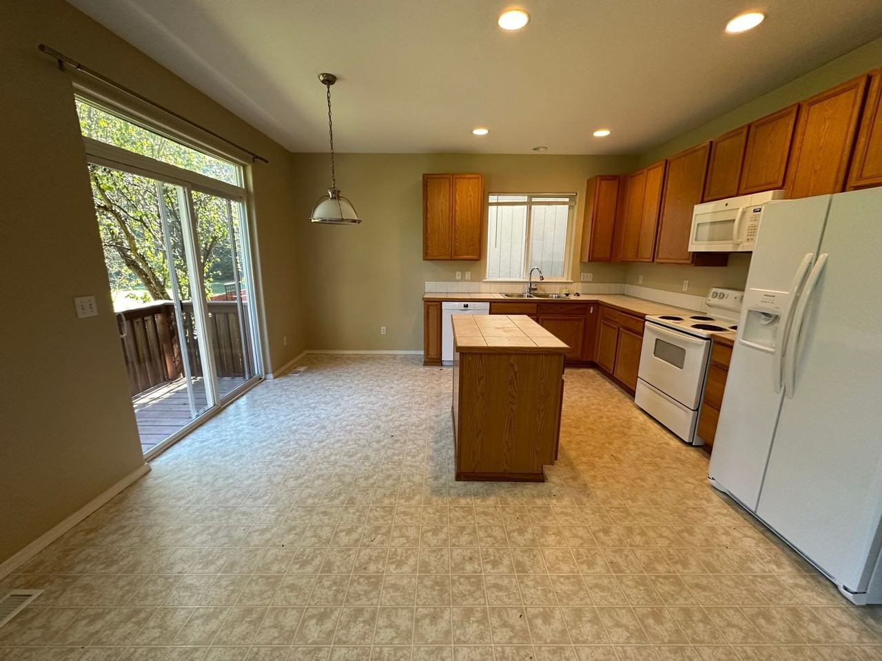 234 Se 43rd Ave - Photo 3 of 10